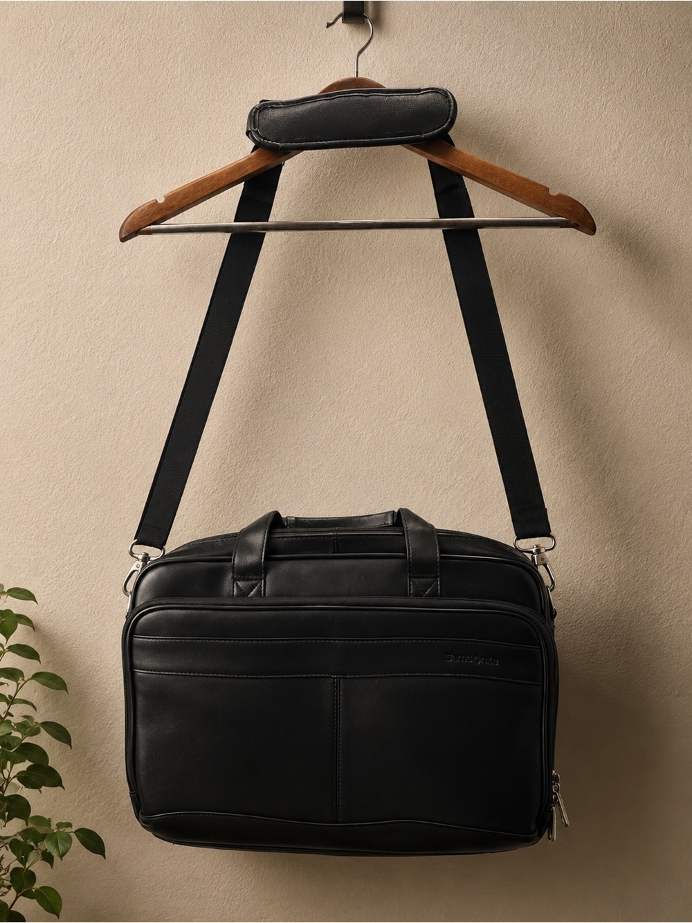 Samsonite Black Leather Briefcase/Laptop Messenger Bag